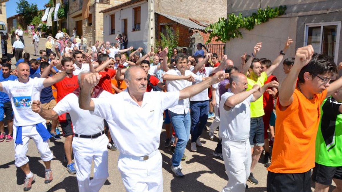 Uno de los momentos más emotivos para lso vecinos es la procesión en la que se porta a la Virgen por las calles de la localidad serrana.-R. F.