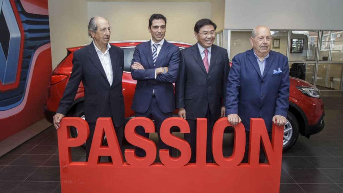 El nuevo concepto de Renault y el Kadjar: 'Passion', presentado por la familia De Santiago y el director general de Renault Iberia.-SANTI OTERO