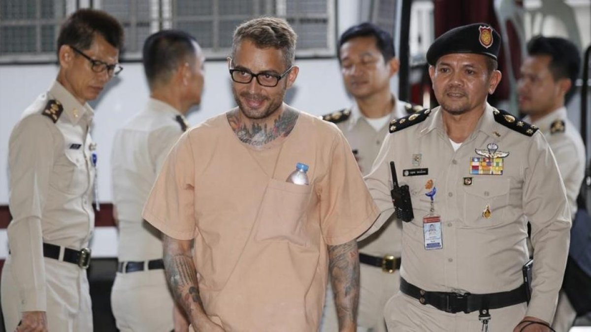 Artur Segarra (centro), a su llegada al Tribunal Criminal de Tailandia, el 4 de mayo, en Bangkok.-EFE / NARONG SANGNAK