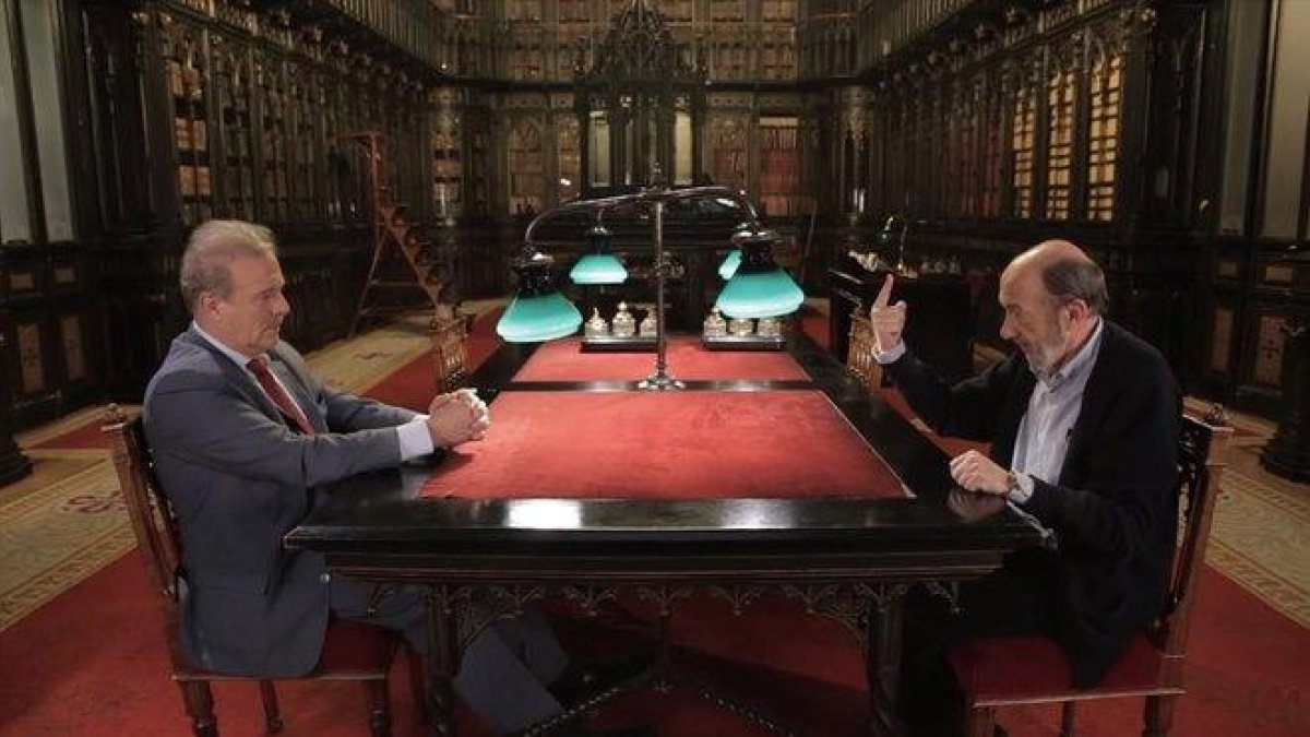 Manuel Campo Vidal y Alfredo Pérez Rubalcaba.-EL PERIÓDICO