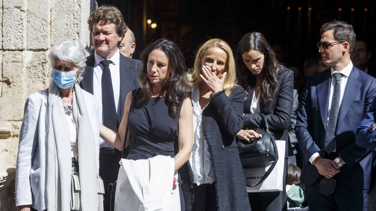 La familia de José Antolín en el momento de recibir el féretro en la entrada a la iglesia de San Lorenzo. SANTI OTERO
