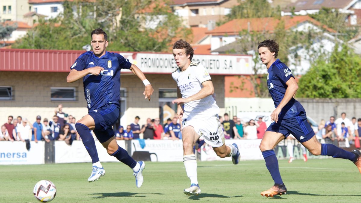 Artola persigue un balón en el partido contra el Oviedo. BURGOS CF