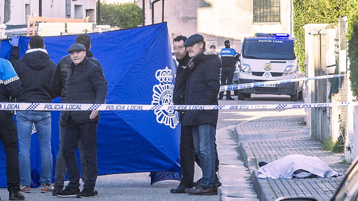 El agente falleció cuando circulaba con la bicicleta por la calle Río Esgueva. ISRAEL L. MURILLO