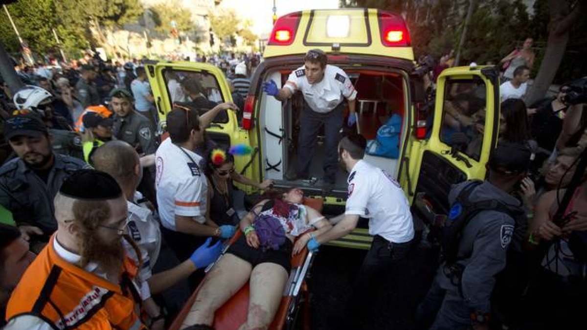 Los médicos, atiendendiendo a uno de los manifestantes heridos en el desfile del Orgullo Gay en Jerusalén el pasado jueves.-Foto: AP / SEBASTIAN SCHEINER