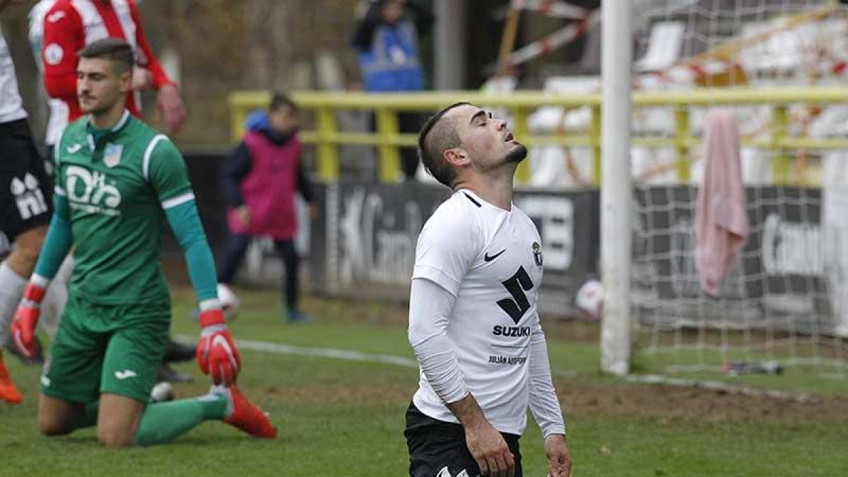 Jon Madrazo se lamenta tras fallar una de las mejores ocasiones del Burgos CF al borde del descanso.-SANTI OTERO