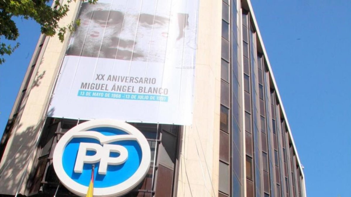 El PP ha extendido una lona en la fachada de la sede de Génova para recordar el asesinato de Miguel Ángel Blanco.-JUAN MANUEL PRATS