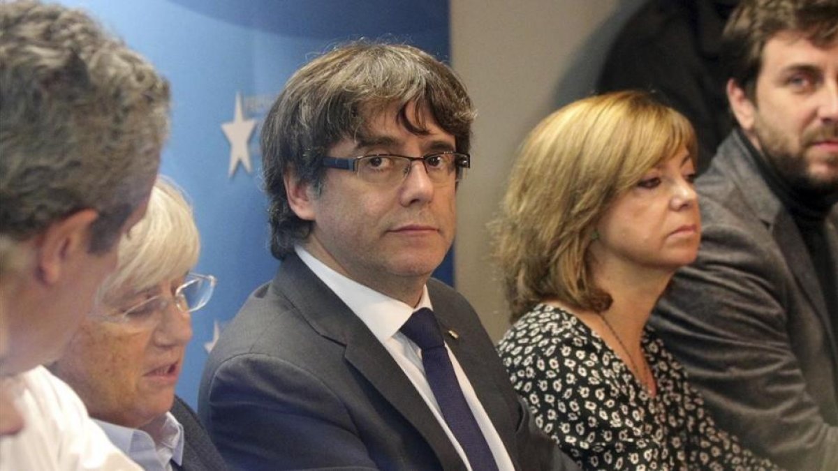 Carles Puigdemont, en el Centro de Prensa de Bruselas, junto a varios exconsellers el pasado 31 de octubre.-/ OLIVIER MATTHYS (AP)