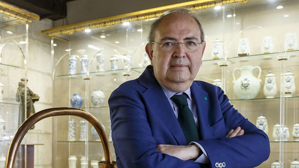 José Manuel López Gómez, en el Museo de Farmacia del Arco de Santa María. SANTI OTERO