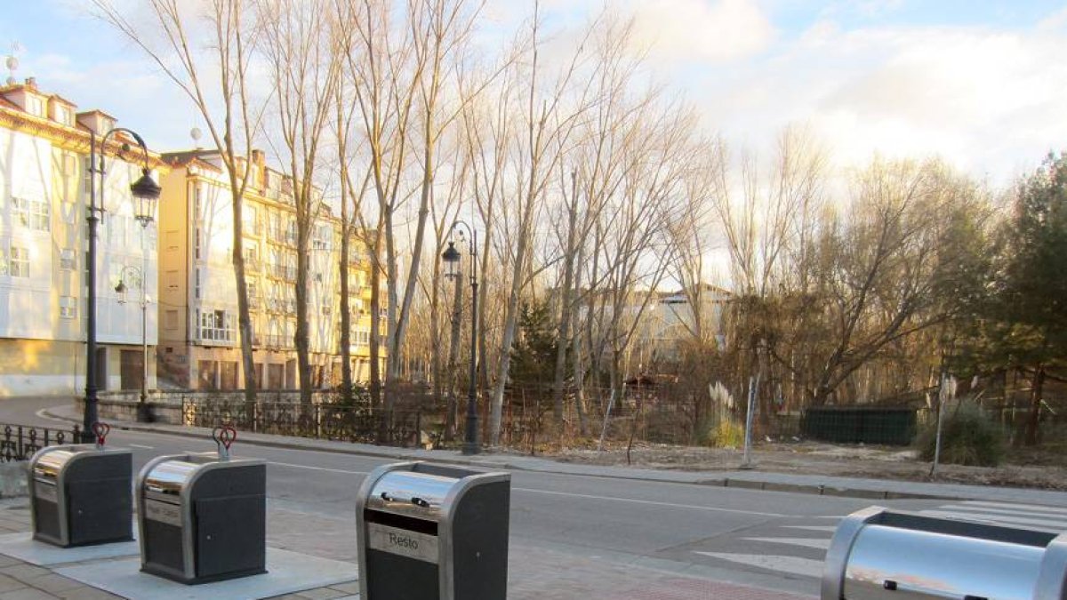 Los contenedores ubicados en la plaza Bañuelos.-L. V.