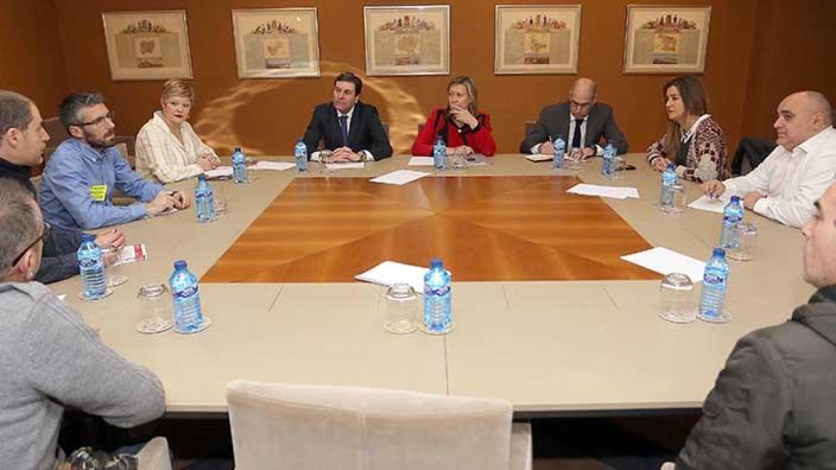 Un momento de la reunión del comité de empresa - a los que acompañó la alcaldesa de Miranda-, con los consejeros Fernández Carriedo y Del Olmo (al fondo).-ICAL