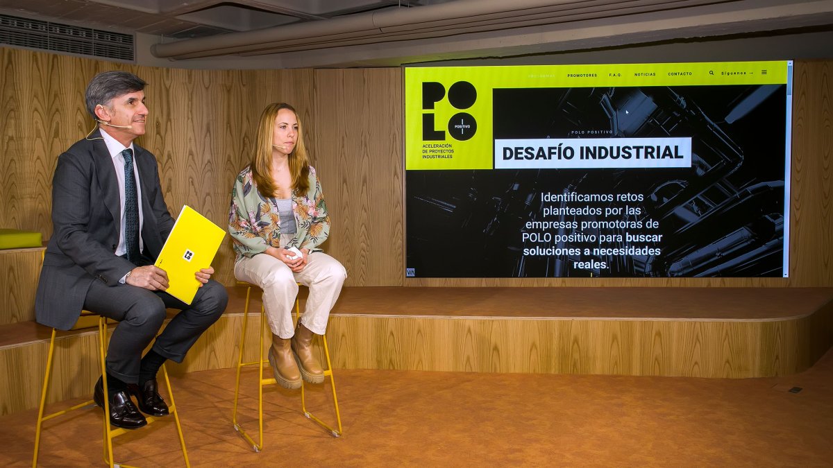 Javier Cuasante, responsable del Área de Dinamismo Empresarial de Fundación Caja de Burgos, y Gema Arnáiz, ganadora de la II edición de DESAFÍO industrial. TOMÁS ALONSO