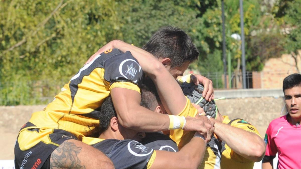 Los jugadores del UBUColina Clinic celebran el ensayo de Salas.-ISRAEL L. MURILLO