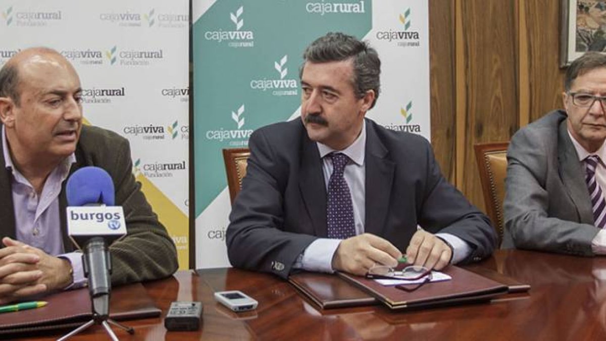 Javier Ruiz (Ciudad de Burgos), Tomás Fisac y ÁngelGarzón (CajaViva Caja Rural), durante la firma del convenio.-SANTI OTERO