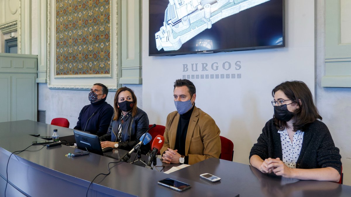 El alcalde, Daniel de la Rosa y la concejala de Cultura, Rosario Pérez Pardo, con Carmen Francés y Manuel Luque, del equipo redactor. SANTI OTERO