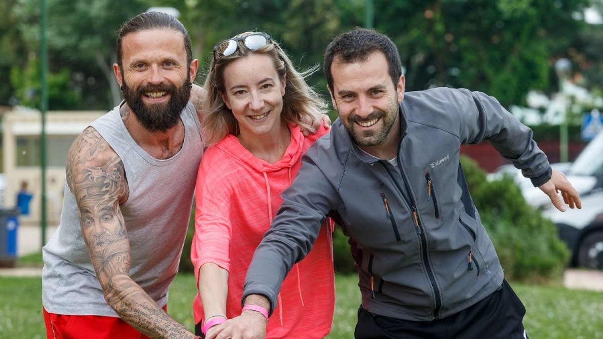 Sergio de la Fuente, Tati Sastre y Miguel Sevilla, en Burgos, tras llevar a Polinia ayuda humanitaria para Ucrania. SANTI OTERO