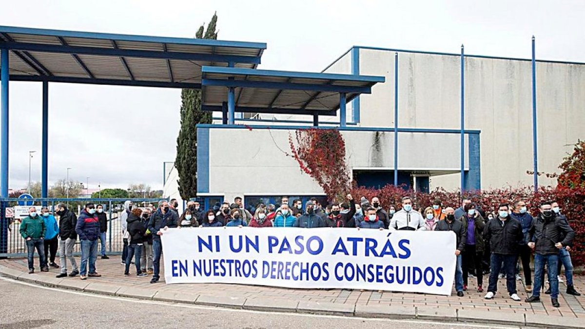 Concentración de trabajadores a las puertas de Siro en Venta de Baños en una foto de archivo.- CCOO