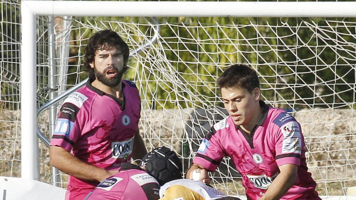 La defensa del Orense frena el avance del burgalés RubénDomínguez, ayer, en San Amaro.-SANTI OTERO