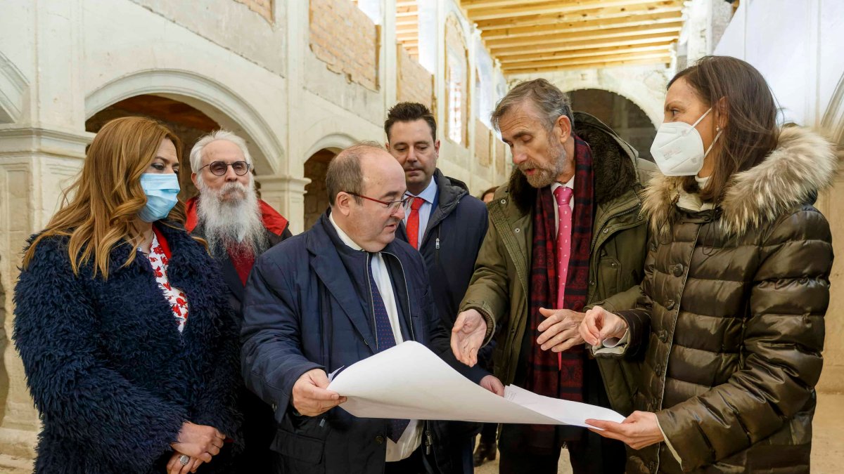 El ministro de Cultura, Miquel Iceta, observa uno de los planos de la intervención prevista en el Hospital de la Concepción. SANTI OTERO