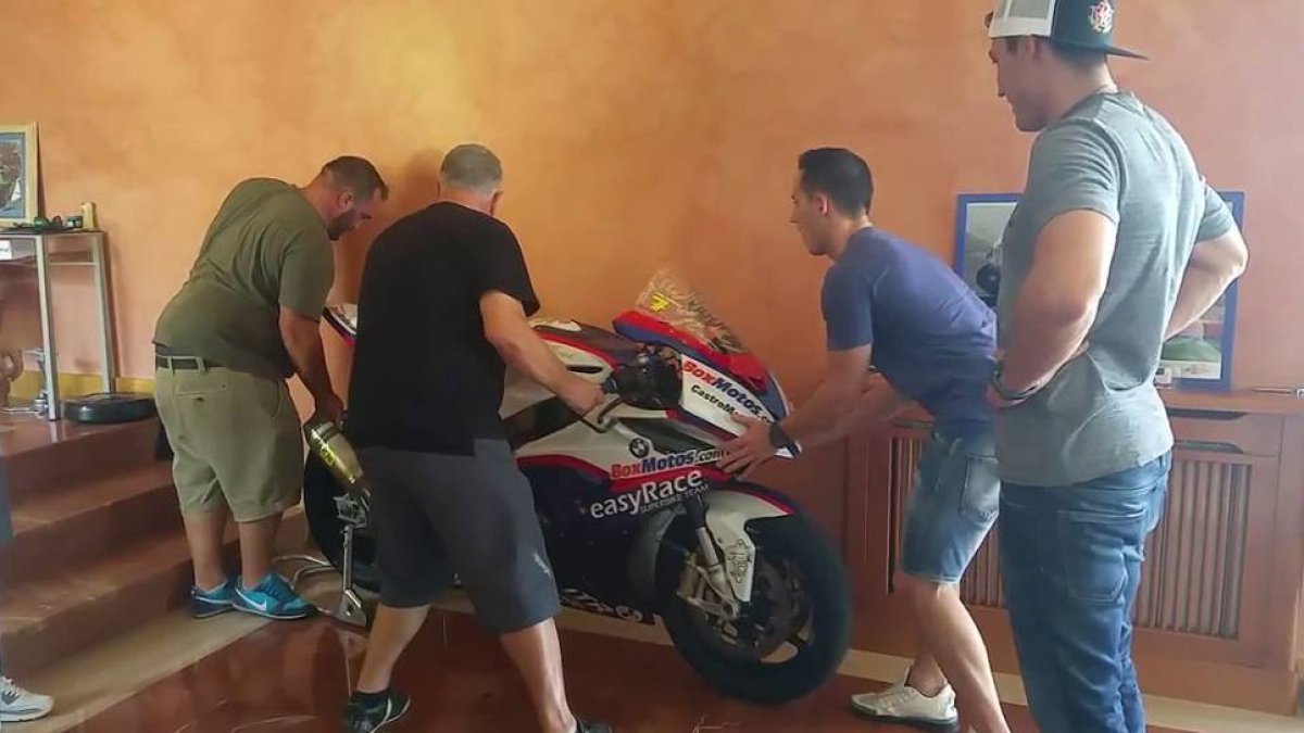 Aleix y Pol visitan a la familia del piloto, fallecido en Laguna Seca, en la localidad pontevedresa de Moaña.-Foto: YOUTUBE