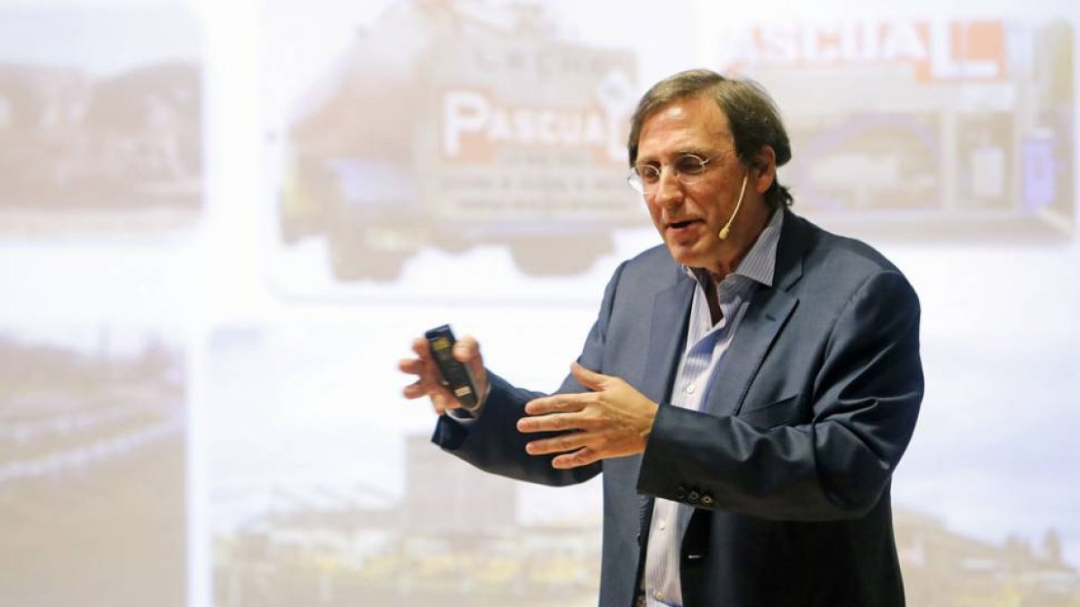 Tomás Pascual Gómez-Cuétara en un momento de su intervención, ayer, en la sala de Cajacírculo de la plaza de España.-RAÚL G. OCHOA