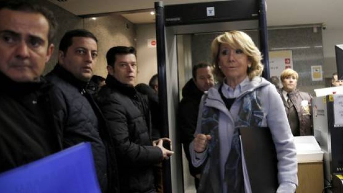 Esperanza Aguirre llega al acto de conciliación con Podemos, este martes.-Foto: JOSÉ LUIS ROCA