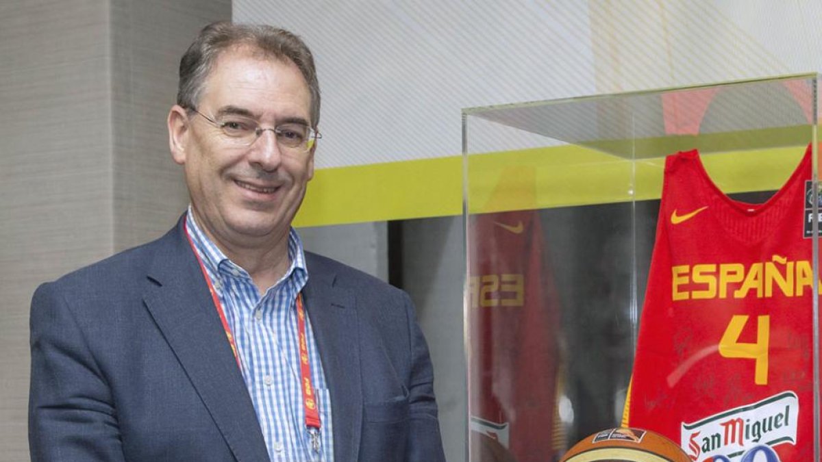 Miguel Ángel Benavente posa en las instalaciones de la Federación Española.-FEB