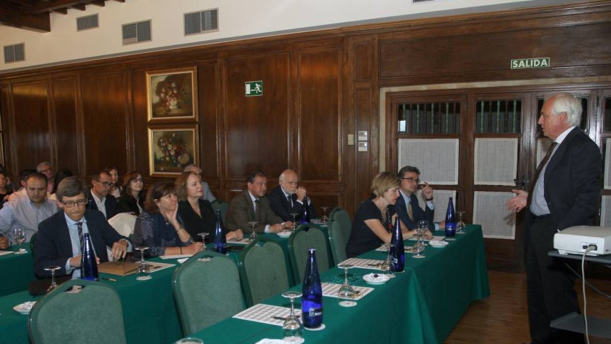 El presidente del Tribunal Superior de Justicia de Castilla y León (TSJCyL), José Luis Concepción (D), se dirige a los jueces participantes en el X Encuentro de Jueces de Asturias, Cantabria y Castilla y León.-Ical