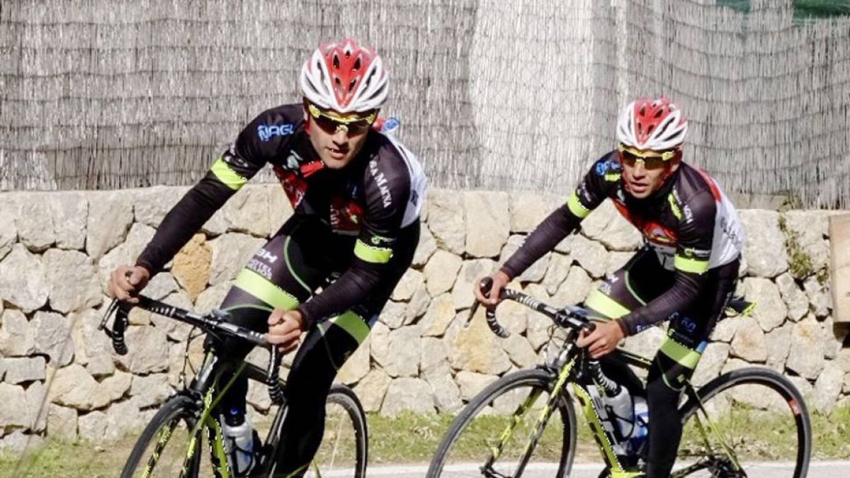 Los corredores del Burgos BHIgor Merino yDavid Belda, durante una competición.-ECB