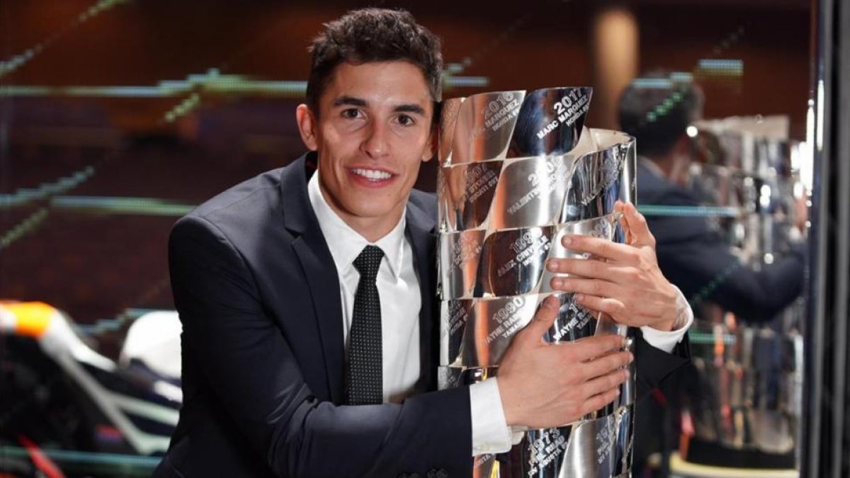 Marc Márquez se abrazó, anoche, al trofeo en el que están inscritos los nombres de todos los campeones.-/ ALEJANDRO CERESUELA