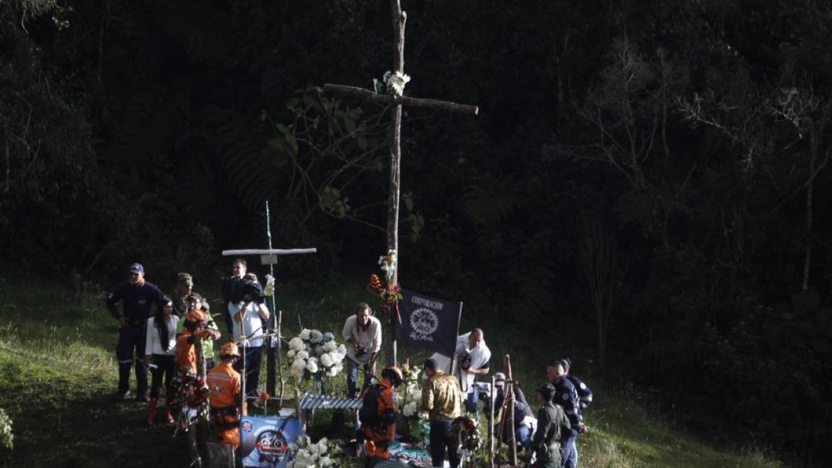 Un monumento recuerda a las víctimas del Chapecoense en el lugar del accidente.-LUIS EDUARDO NORIEGA A. / EFE