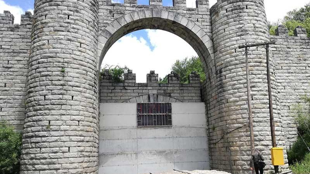 La boca sur del túnel, recién terminada de tapiar el pasado 13 de junio.-L. VELÁZQUEZ