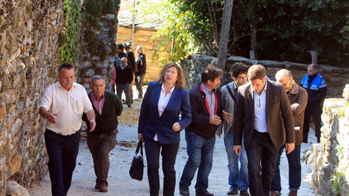 La concejala de Cultura del Ayuntamiento de Ponferrada, María Antonia Gancedo, durante la inauguración de las calles recientemente urbanizadas en la localidad de Montes de Valdueza (León)-Ical