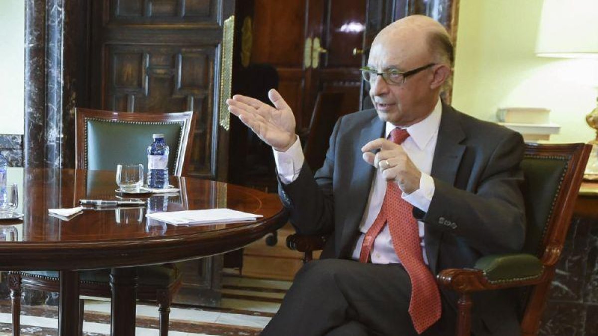 El ministro Montoro advierte con la posibilidad de sanciones a quienes tributen en la Agencia Tributaria Catalana.-EUROPA PRESS