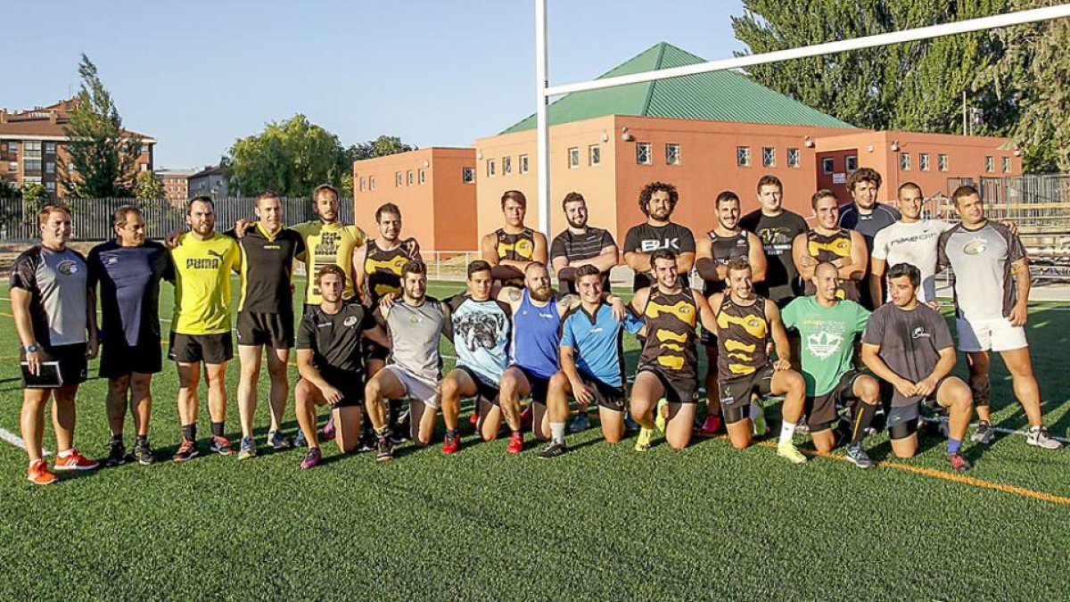 Foto de grupo del UBUColina Clinic antes de la primera sesión de entrenamiento.-SANTI OTERO
