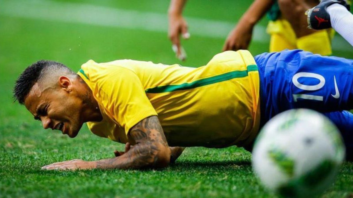 Neymar se queja en el suelo tras una entrada.-EFE / FERNANDO BIZERRA JR.