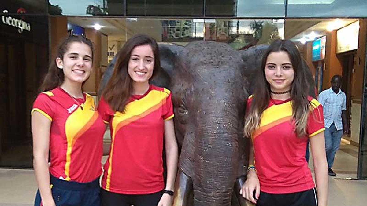 Marta Garía, Cristina Ruiz y Silvia Pérez posan en Uganda.-ECB