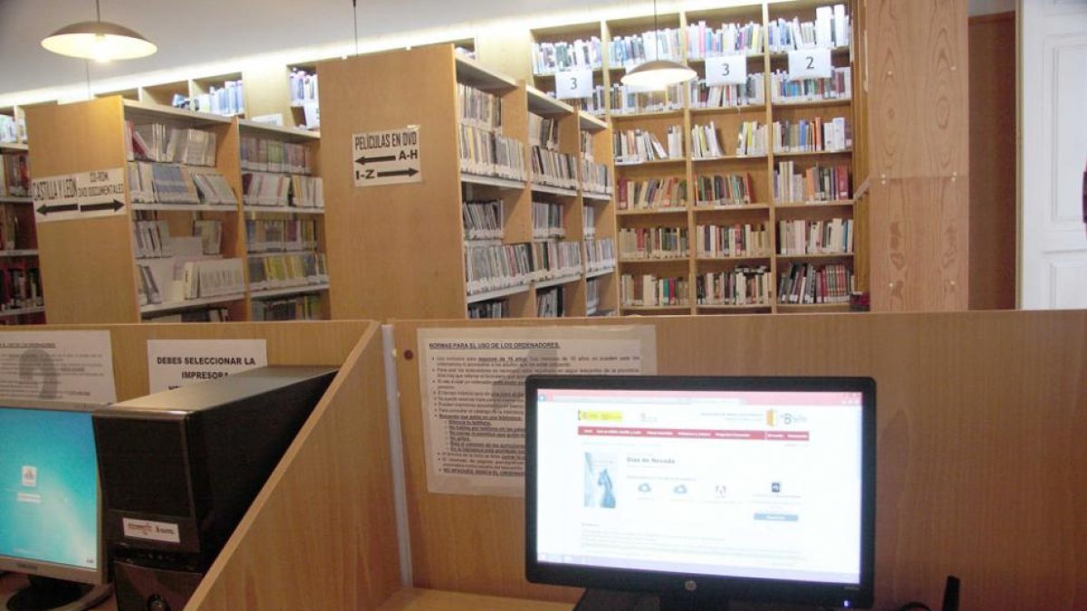Los usuarios de la biblioteca pueden acceder a formatos tradicionales o digitales de las obras.-G.G.