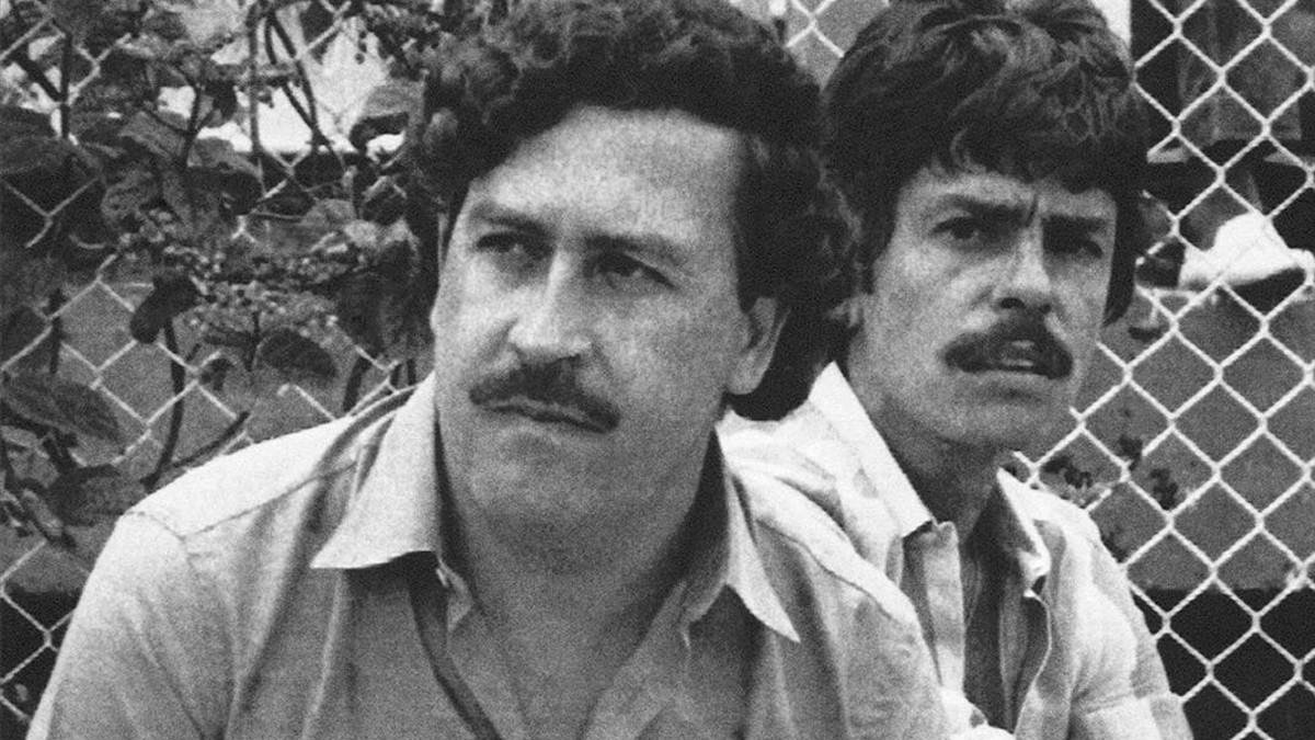 Pablo Escobar, junto a uno de sus compinches-