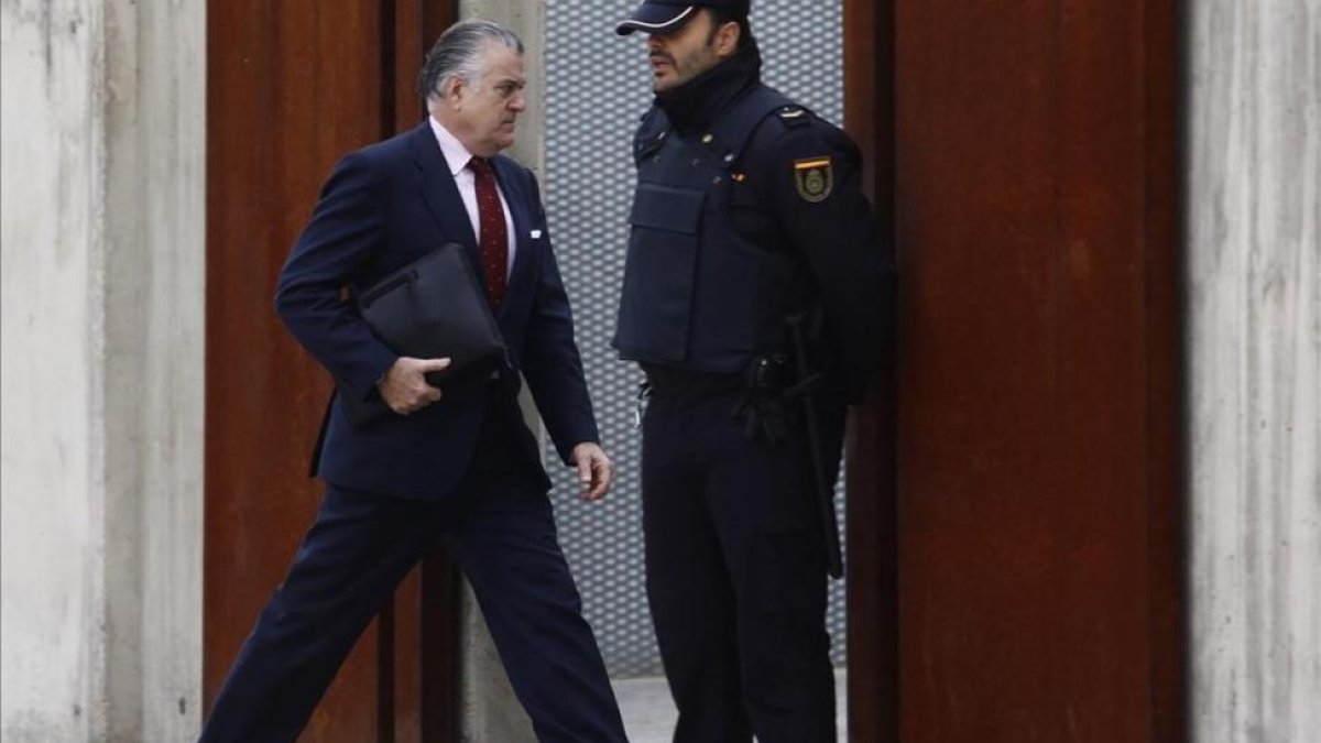 El extesorero del PP Luis Bárcenas entra en la Audiencia Nacional, el pasado mes de octubre.-AGUSTÍN CATALÁN