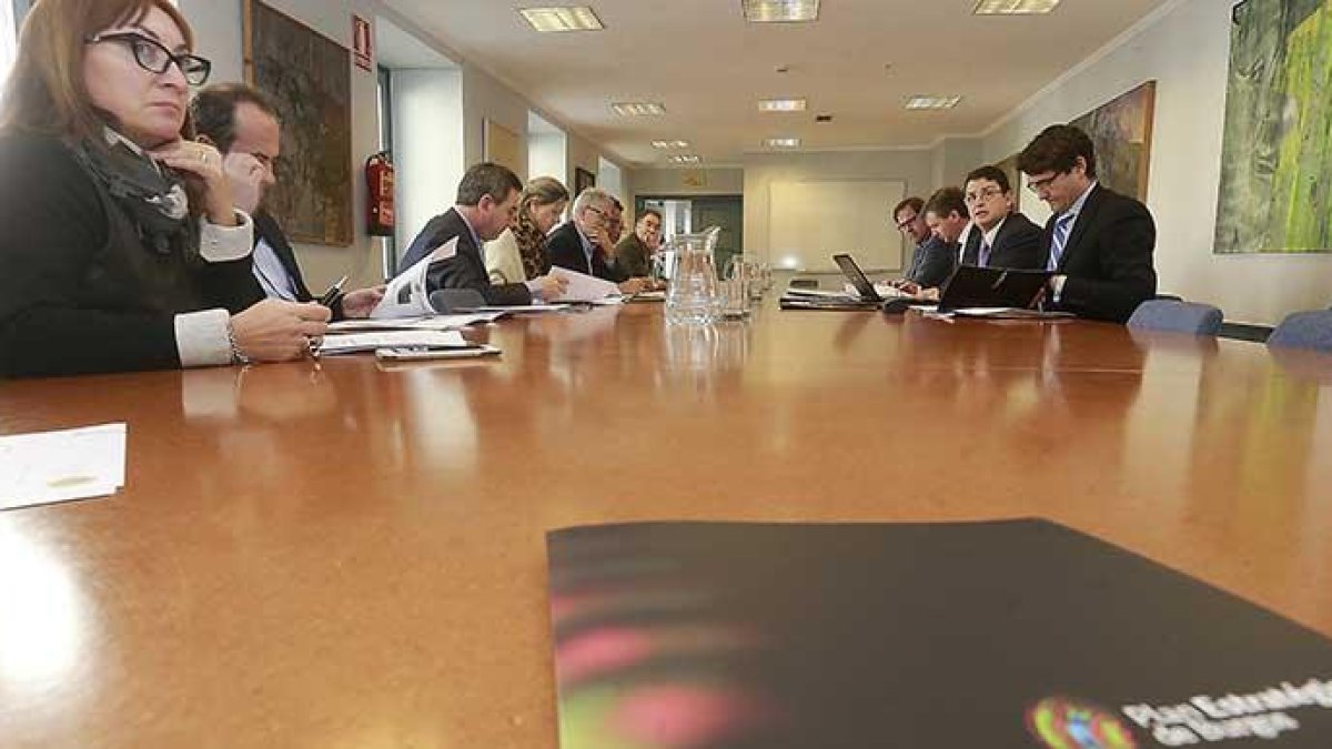Miembros de la junta directiva del Plan Estratégico en la reunión celebrada ayer.-RAÚL G. OCHOA