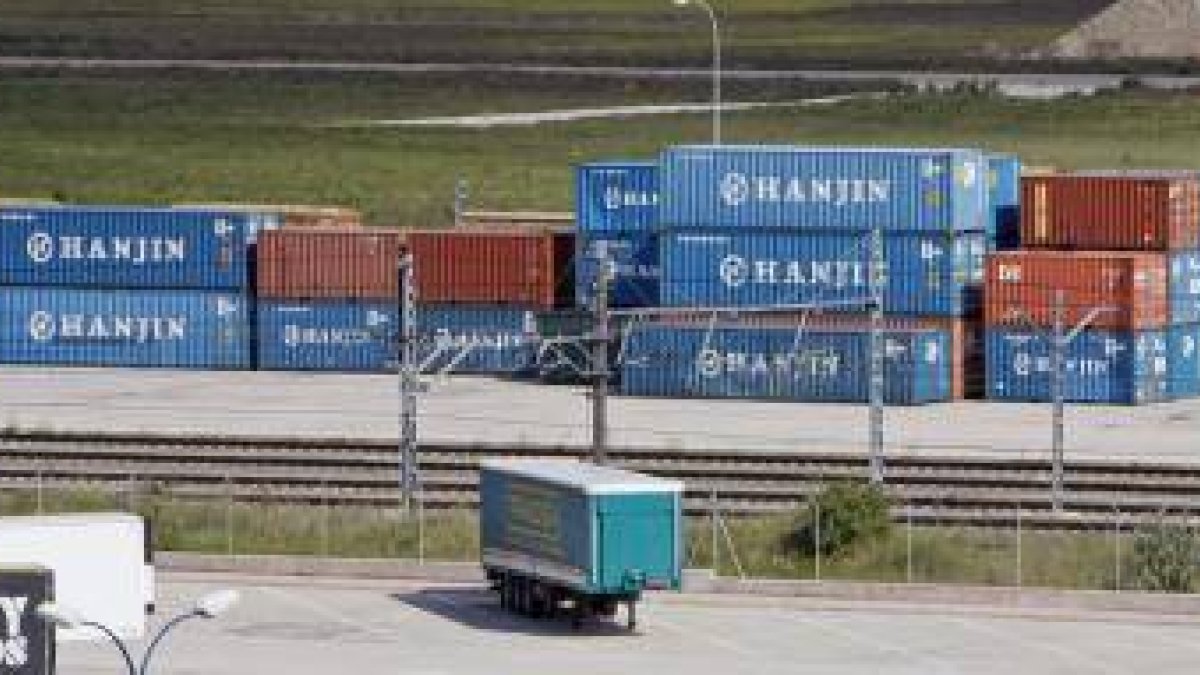 Contenedores en el puerto seco de Villafría.-El Correo de Burgos