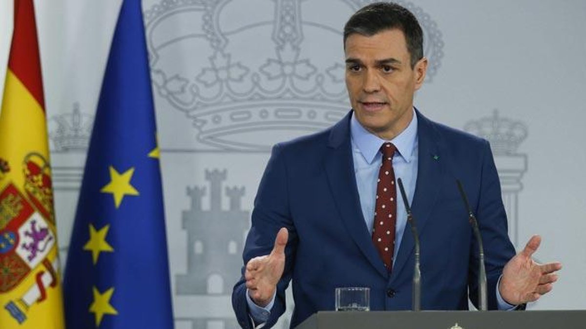 El presidente del Gobierno, Pedro Sánchez, tras comunicar al Rey la composición del Gobierno de coalición.-EFE / PACO CAMPOS