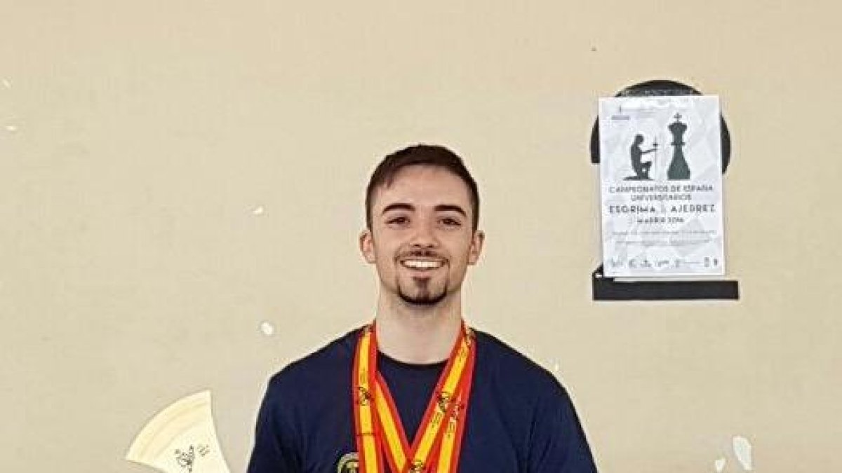 Álvaro Ibáñez posa con sus trofeos.-ECB