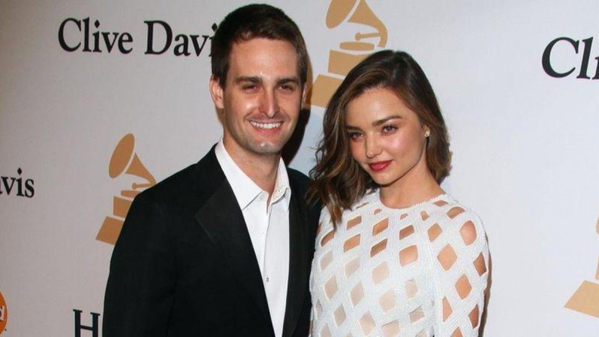 Evan Spiegel y Miranda Kerr, en una fiesta previa a la entrega de los premios Grammy del 2016.-MANDATORY BYLINE / JUAN RICO FAME