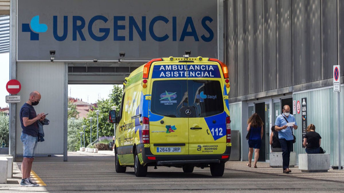 Una ambulancia traslada a un paciente a Urgencias del Hospital Universitario de Burgos (HUBU). TOMÁS ALONSO.