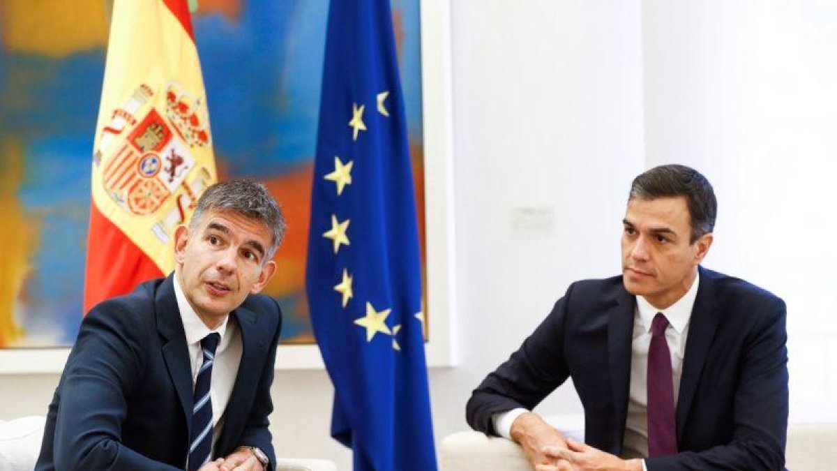 El presidente del Gobierno, Pedro Sánchez , conversa con el presidente de Google Europa, Matt Brittin, en la Moncloa.-EMILIO NARANJO (EFE)