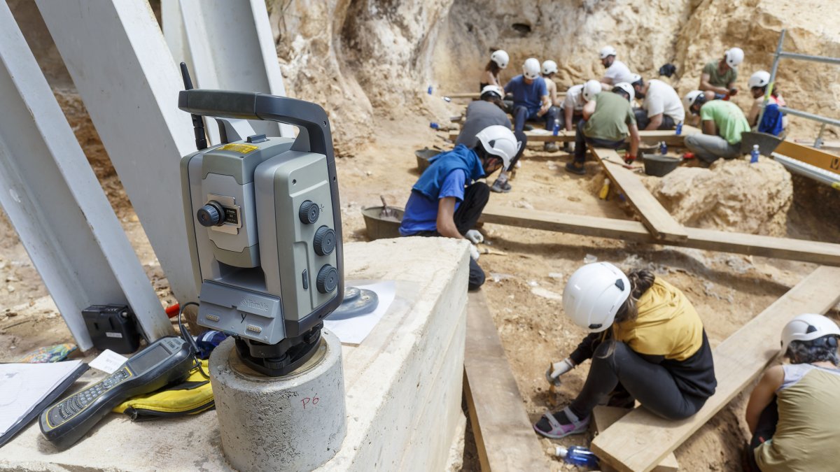 Cada yacimiento cuenta con red wifi, estación total, ordenador para procesar la información, PDA para registrar los hallazgos e impresora de etiquetas. SANTI OTERO