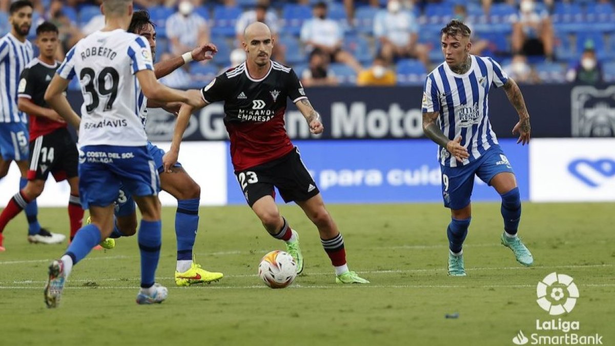 Oriol Rey conduce el balón rodeado de contrarios. LALIGA