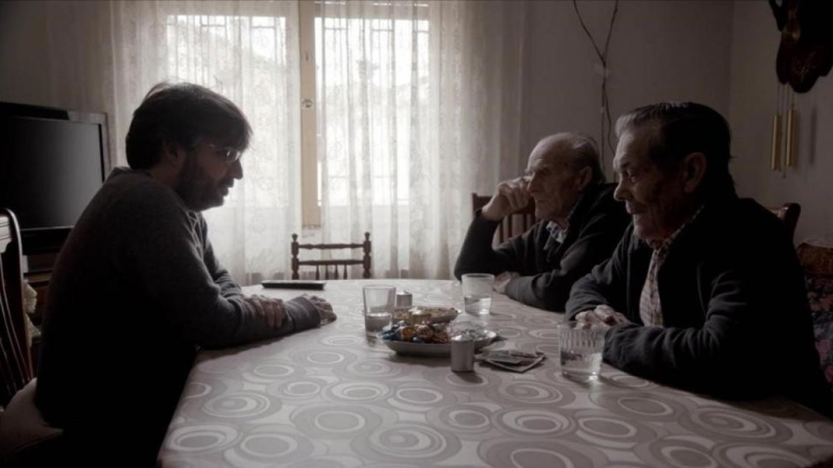 Jordi Évole conversa con unos ancianos, en 'Salvados'.-ATRESMEDIA