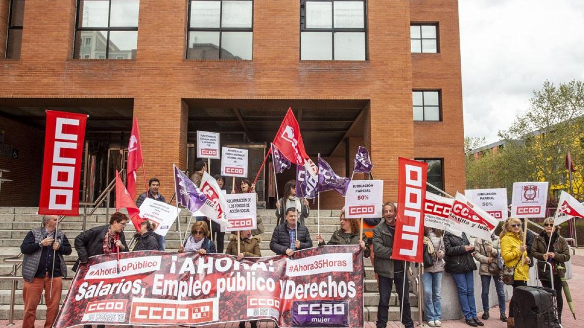 Concentración ayer a las puertas de la Delegación de la Junta.-SANTI OTERO